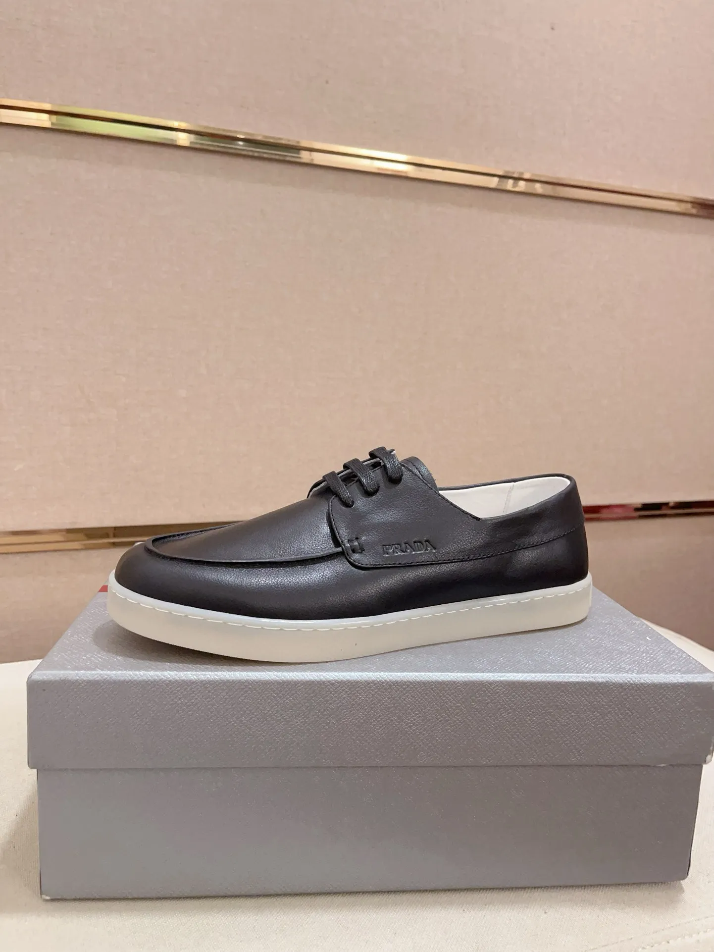 Men's shoes 💰 540💰 ✔️✔️✔️Higher version High-quality new PRADA (Prada) counters are launched at the same time. The new men's shoes and 😘 fabrics are made of high-tech glue-making technology. Lining: Full cowhide lining. 👍🏿 High-end ☄️ air-cushion molded anti-slip rubber outsole, exquisite lines, simple and elegant, comfortable and high-end for leisure travel. Code number: 38 to 44 (45 can be customized and cannot be returned or exchanged)